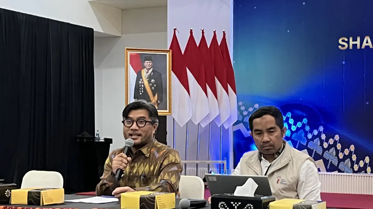 BERI PENJELASAN: Deputi Kepala BI NTB Andhi Wahyu Riyadno (kiri) memberikan penjelasan terkait gelaran FESyar KTI 2026 pada 10–12 Juli 2026, Rabu (8/7). (FERIAL/LOMBOK POST)