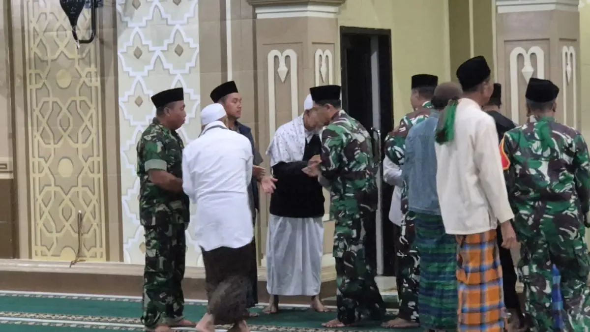 Dandim mengajak sekaligus menginstruksikan seluruh anggota Kodim 1620/Loteng untuk meningkatkan intensitas ibadah sesuai dengan agama dan keyakinan masing-masing.
