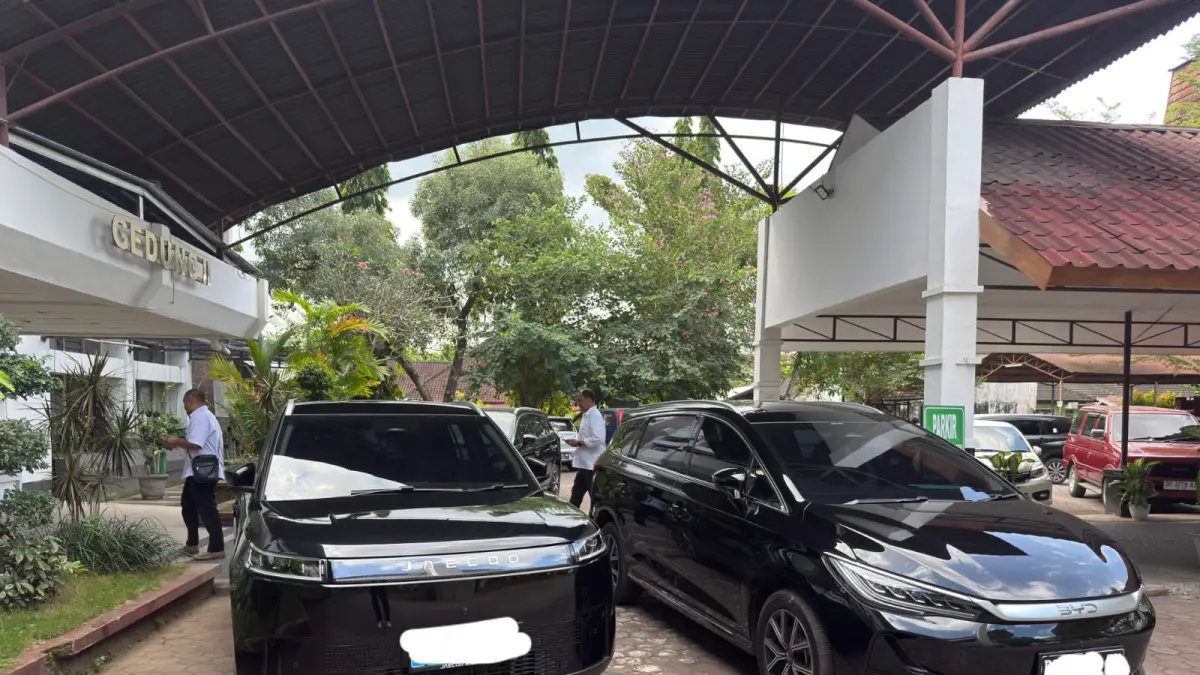 Dua unit kendaraan listrik untuk operasional kepala OPD lingkup Pemprov NTB, terparkir rapi di salah satu sudut Kantor Gubernur NTB, beberapa waktu lalu. (YUYUN/LOMBOK POST).
