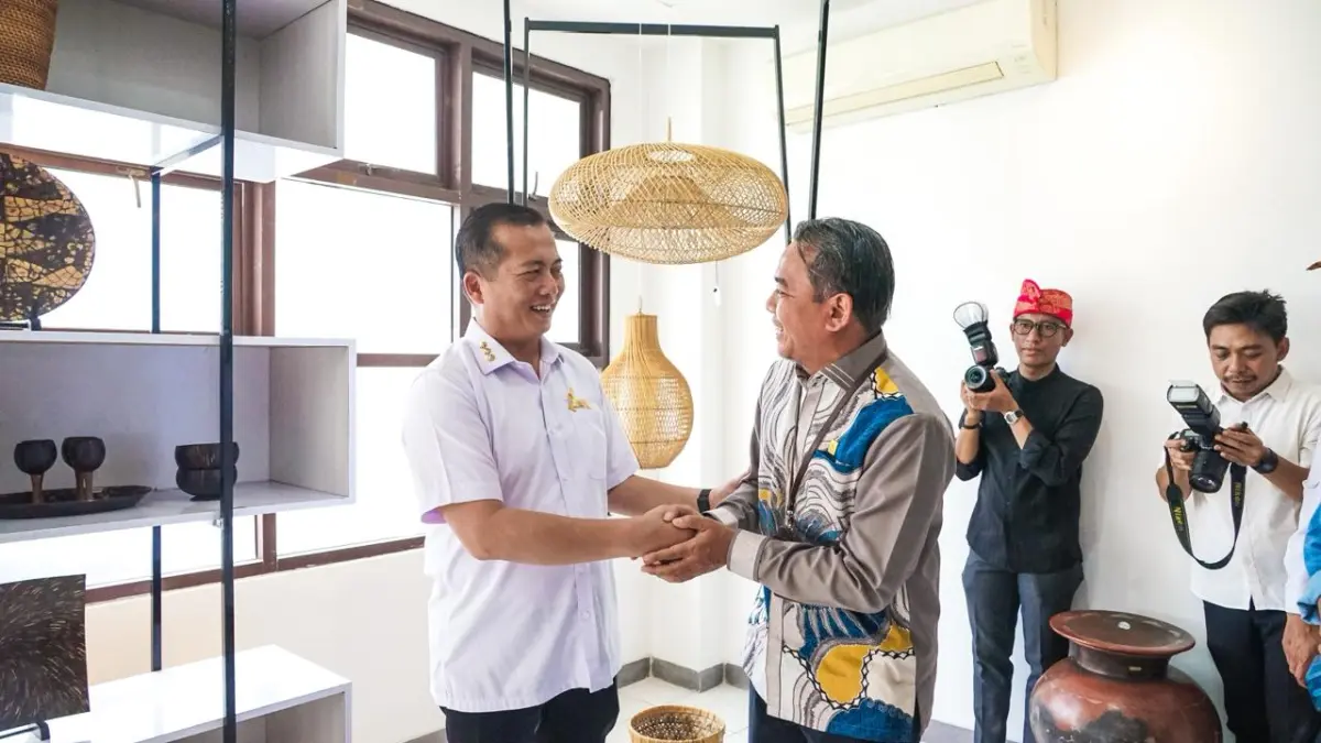 General Manager PT PLN (Persero) UIW NTB Yondri Zulfadli (kanan) bersalaman dengan Gubernur NTB Lalu Muhamad Iqbal di sela peresmian Bale KITA, Rabu (8/7).