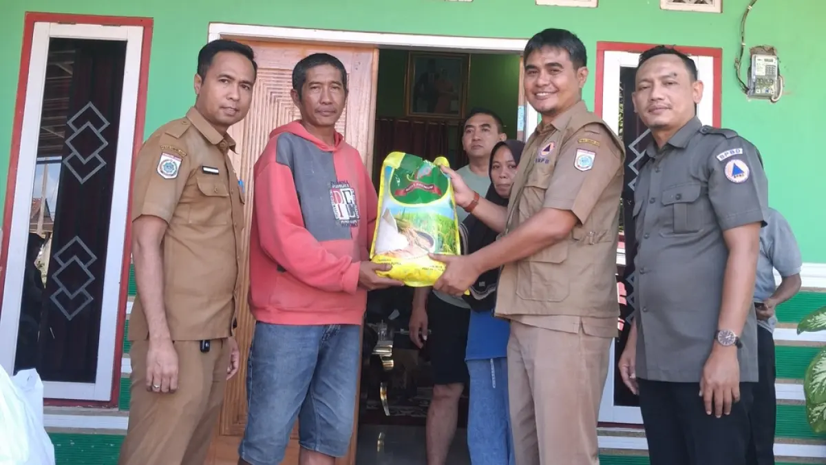 Kabid Kedaruratan dan Logistik BPBD KSB Rahmad Muliadi menyerahkan bantuan kepada korban kebakaran di Kelurahan Telaga Bertong, Selasa (7/7).