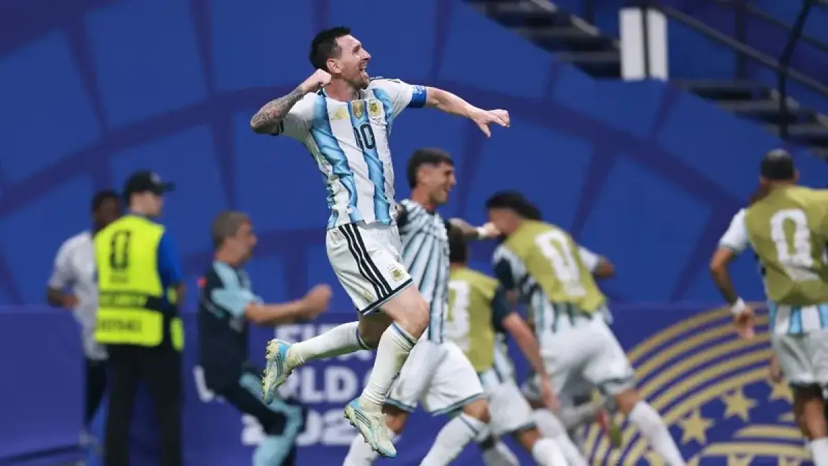 Kapten Argentina, Lionel Messi melakukan selebrasi pada laga 16 besar Piala Dunia 2026 kontra Mesir di Stadion Atlanta, Georgia, Selasa (7/7). (AFP)