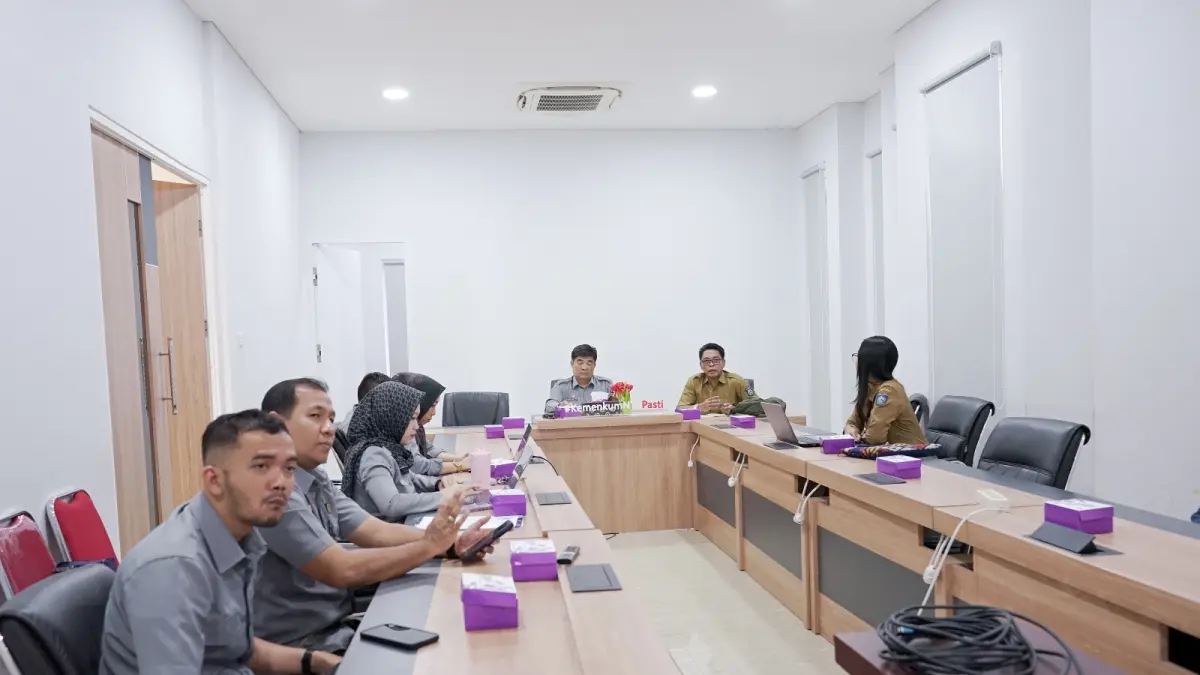 Kepala Divisi Peraturan Perundang-undangan dan Pembinaan Hukum Kanwil Kemenkum NTB Edward James Sinaga memimpin rapat harmonisasi Rapergub tentang Pembinaan dan Pengawasan Posyandu di Ruang Rapat Mandalika, Mataram.