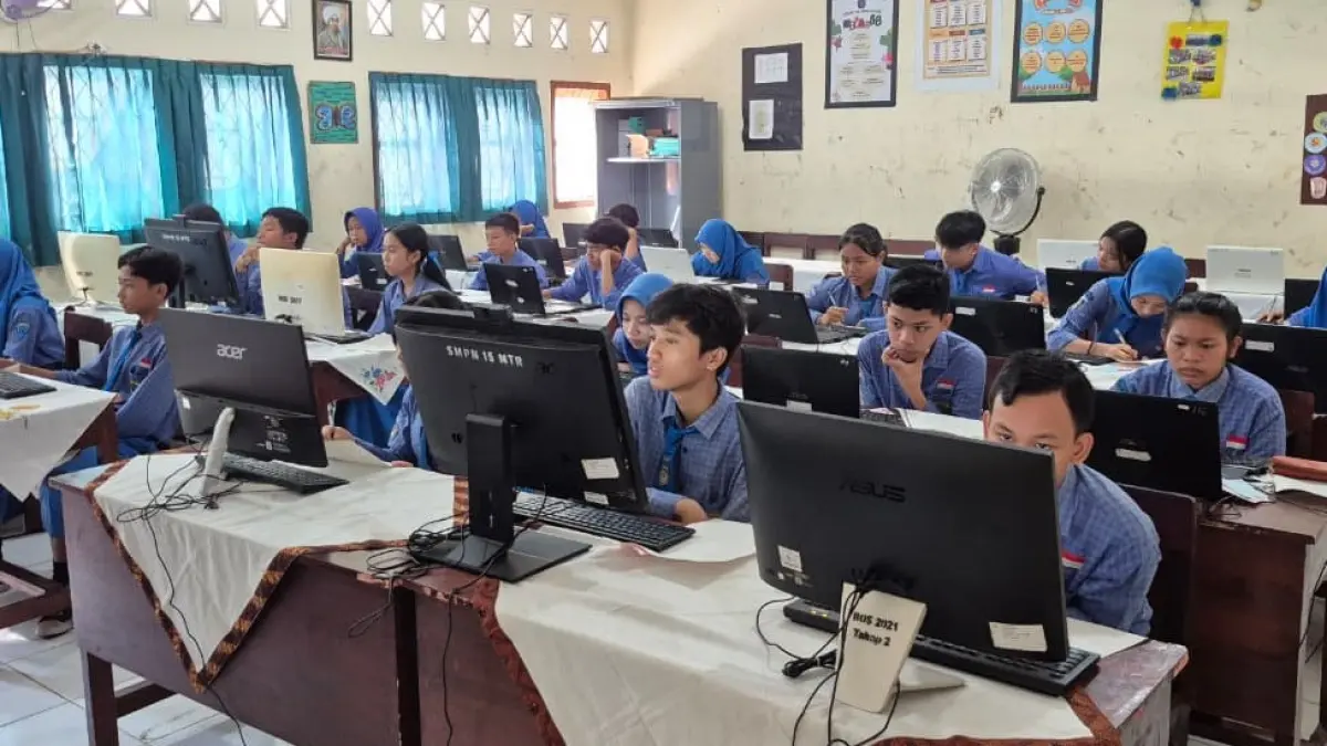KERJAKAN SOAL: Siswa SMP Kota Mataram melaksanakan TKA pada April lalu.