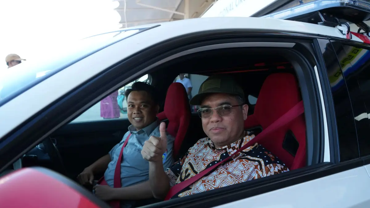Menteri Ketenagakerjaan RI Yassierli menjajal berkeliling lintasan Sirkuit Internasional Mandalika, Loteng, pekan lalu.