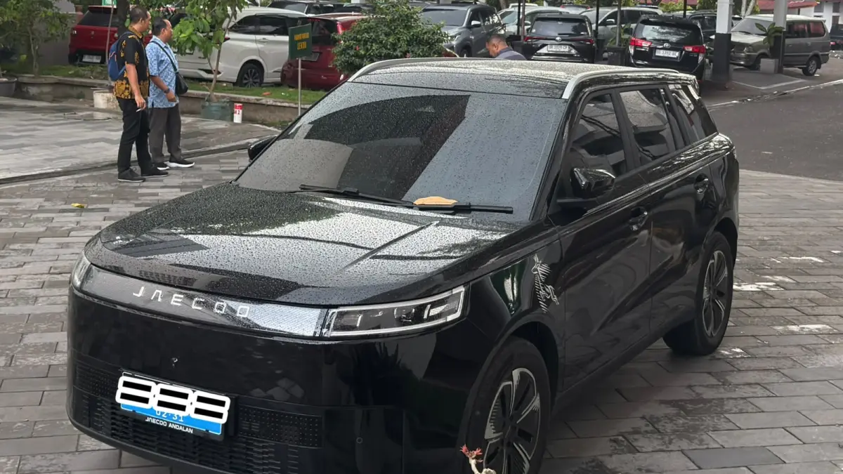 Mobil listrik digunakan sebagai kendaraan dinas kepala OPD lingkup Pemprov NTB. (YUYUN/LOMBOK POST).