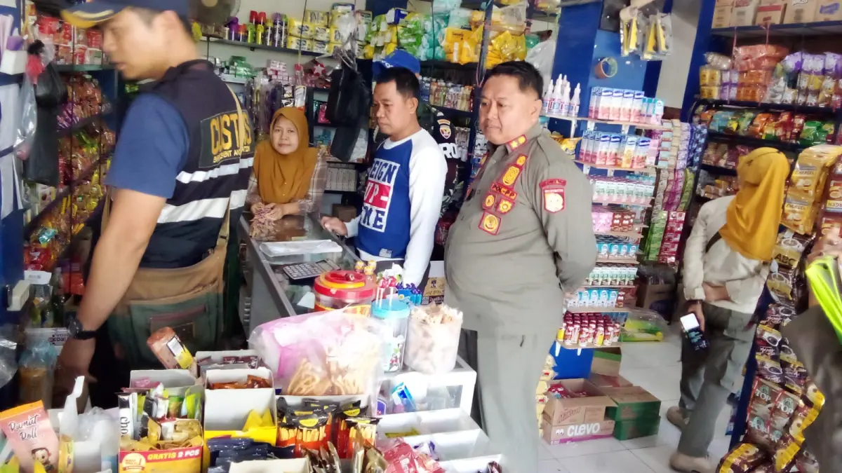 OPGAB: Satpol-pp Lotim bersama sejumlah pihak terkait saat melakukan operasi peredaran rokok ilegal di Kecamatan Wanasaba dan Pringgabaya. 