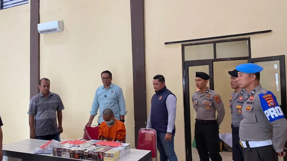 PAKAI BAJU TAHANAN: Spesialis pembobol minimarket yang berhasil Satreskrim Polres Lombok Utara.
