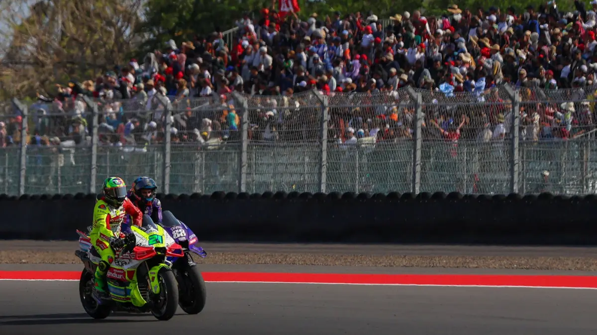PENUH SENSASI: Ribuan penonton memadati tribun sirkuit, untuk menyaksikan langsung aksi para pembalap favorit, di ajang MotoGP Mandalika 2025 lalu. (IVAN/LOMBOK POST)