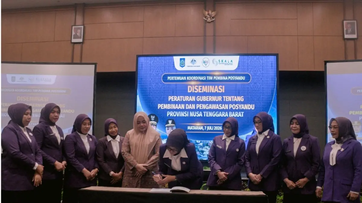 POSYANDU: Wagub NTB Indah Dhamayanti Putri bersama Ketua Tim Pembina Posyandu NTB Sinta Agathia saat kegiatan diseminasi Pergub dan Pedoman Posyandu 6 SPM di Hotel Prime Park Mataram, Selasa (7/7). (DISKOMINFOTIK NTB/LOMBOK POST)