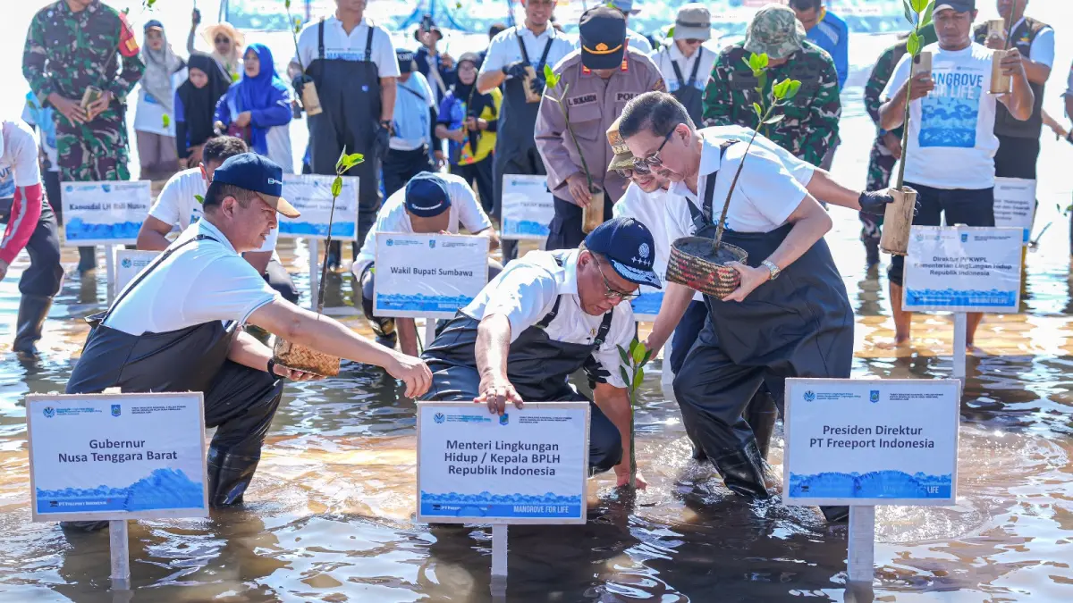 PULIHKAN EKOSISTEM: Menteri LH/BPLH Moh Jumhur Hidayat (tengah) didampingi Gubernur NTB Lalu Muhamad Iqbal (kiri), saat melakukan aksi pemulihan ekosistem mangrove skala besar di Desa Labuhan Alas, Sumbawa, Selasa (7/7). (IST/LOMBOK POST).