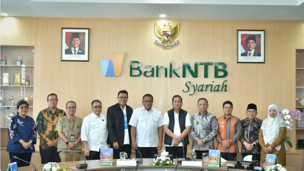 RAKOR: Menteri LH/Kepala BPLH RI Mohammad Jumhur Hidayat bersama Gubernur NTB Lalu Muhamad Iqbal, dan bupati dan wali kota se-NTB saat rakor di Aula Bank NTB Syariah, Mataram, Selasa (7/7). (DISKOMINFOTIK NTB/LOMBOK POST)
