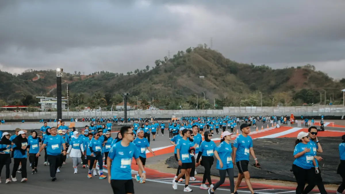 Ribuan pelari melintasi lintasan Sirkuit Internasional Mandalika dalam ajang Pocari Sweat Run Lombok tahun lalu. (DOK)