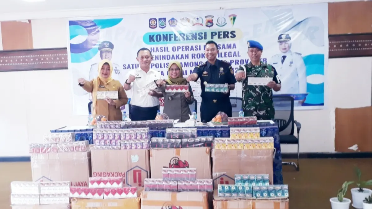 Satpol PP Provinsi NTB bersama Tim Satgas Gabungan mengekspos keberhasilan penyitaan 2.892.000 batang rokok ilegal bernilai miliaran rupiah di Pelabuhan Lembar, Lombok Barat.