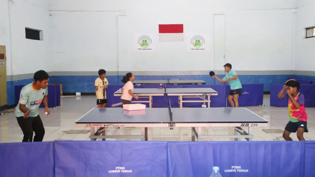 Sejumlah atlet tenis meja berlatih mempersiapkan diri jelang Porprov NTB XII di Lombok Tengah, Selasa (7/7).