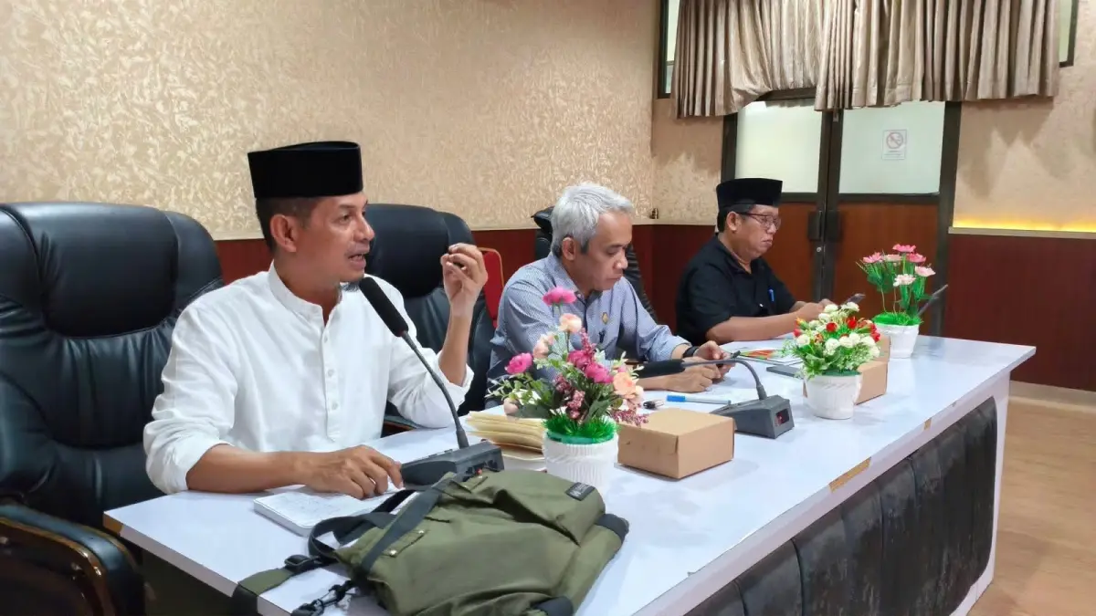 Sekda KSB Hairul Jibril (tengah) didampingi Kadisparpora Nurdin Rahman saat rakor membahas pariwisata kerakyatan, Selasa (7/7).&nbsp;