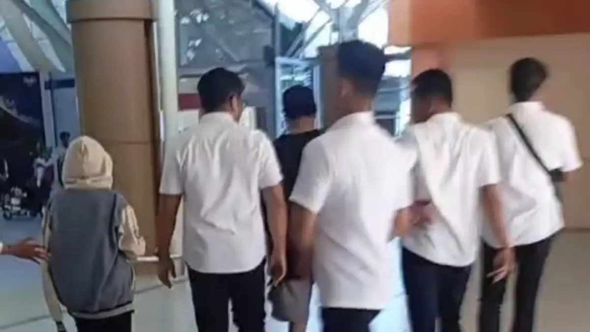Tangkapan layar video korban santri luka bakar dan keluarga yang hendak bertolak ke Jakarta batal total saat dijemput jajaran Polda NTB, di BIZAM, Loteng, Rabu (8/7) 