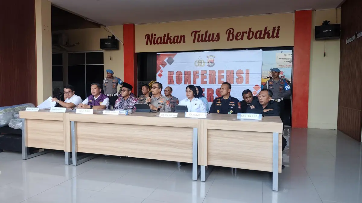 Polda NTB menetapkan pimpinan pondok pesantren berinisial AMR dan seorang santri berinisial MR sebagai tersangka atas kasus kebakaran yang mengakibatkan empat santri menjadi korban, di mana satu diantaranya meninggal dunia, di Mapolres Loteng, Kamis (9/7). 