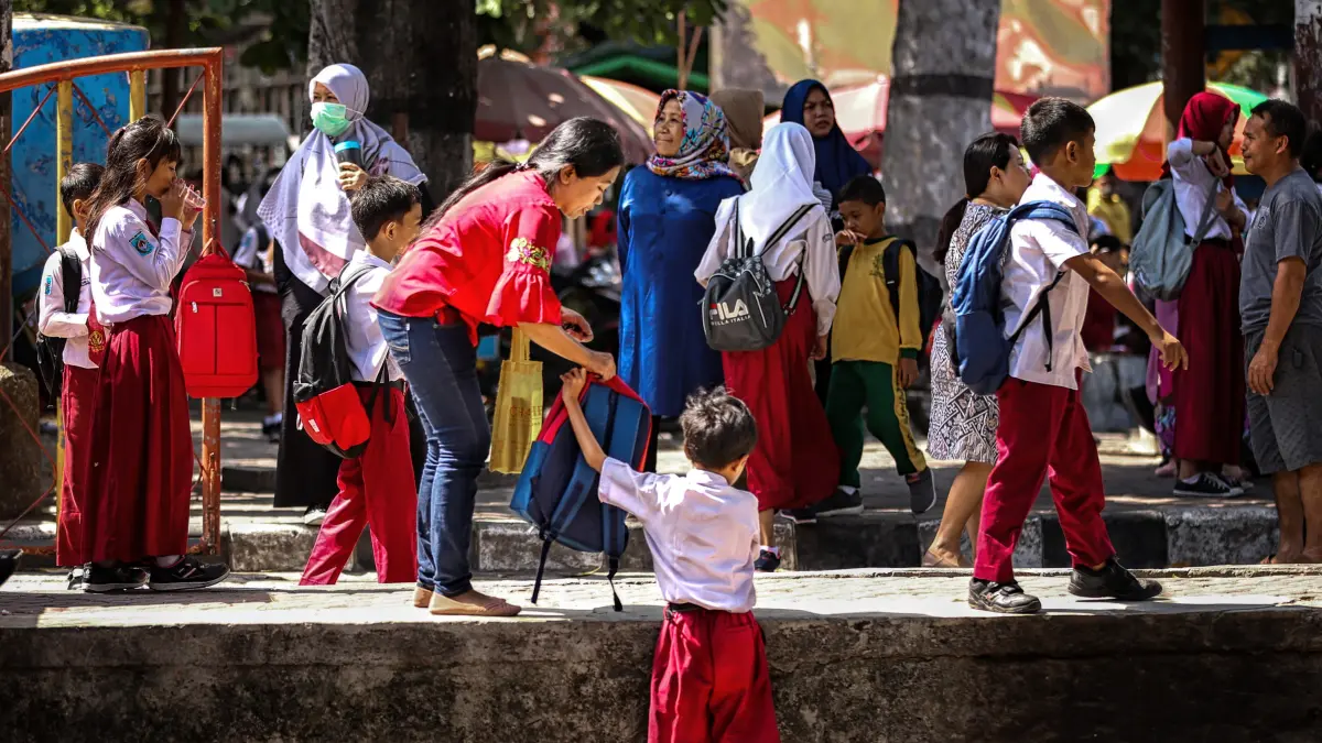 ANTAR SEKOLAH: Sejumlah orang tua mengantarkan anaknya pada hari pertama masuk sekolah di SDN 2 Cakranegara, tahun lalu.