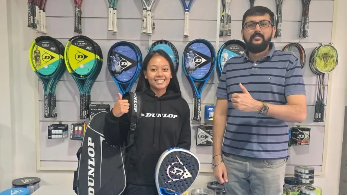 Atlet padel NTB Febyaro Ribby Santara bersama Owner PT Crown Sport Dunlop Jaspreet Singh Johal. (IST/LOMBOK POST)