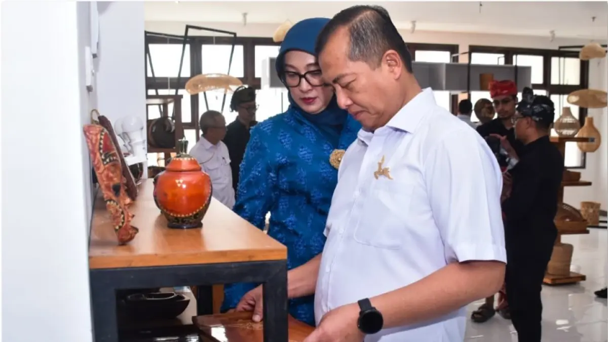 AUTENTIK: Gubernur NTB Lalu Muhamad Iqbal didampingi Ketua Dekranasda NTB Sinta Agathia saat meninjau produk yang ditampilkan di Bale Kita, Rabu (8/7). (DISKOMINFOTIK NTB/LOMBOK POST)