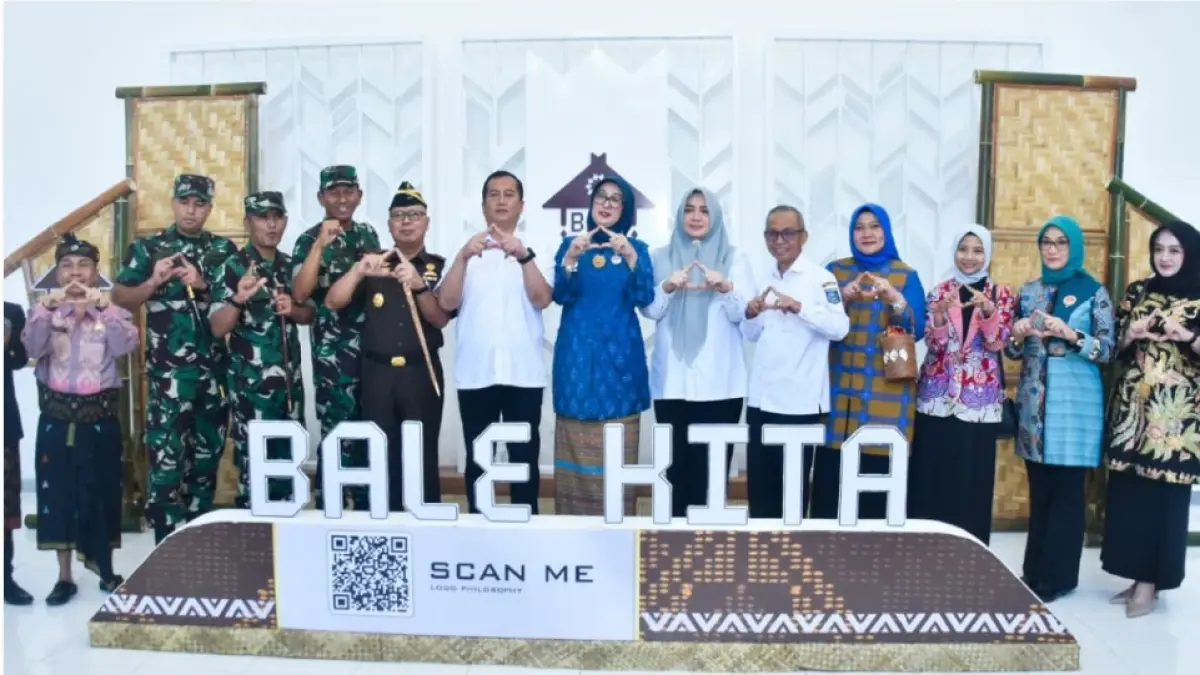 BALE KITA: Gubernur NTB Lalu Muhamad Iqbal, Ketua Dekranasda NTB Sinta Agathia, Wagub NTB Indah Dhamayanti Putri bersama Forkopimda saat peresmian Bale Kita, Rabu (8/7). (DISKOMINFOTIK NTB/LOMBOK POST)