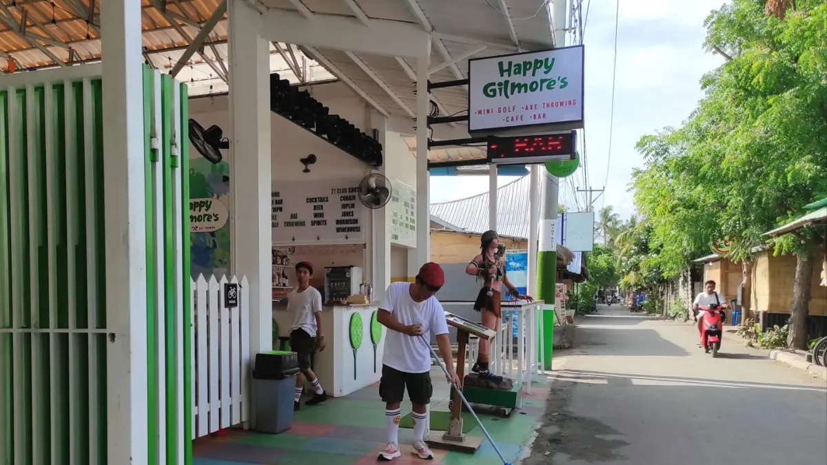 BEKERJA: Salah satu pekerja yang tengah membersihkan lantai hotel di Gili Air, Lombok Utara, beberapa waktu lalu. (FERIAL/LOMBOK POST)