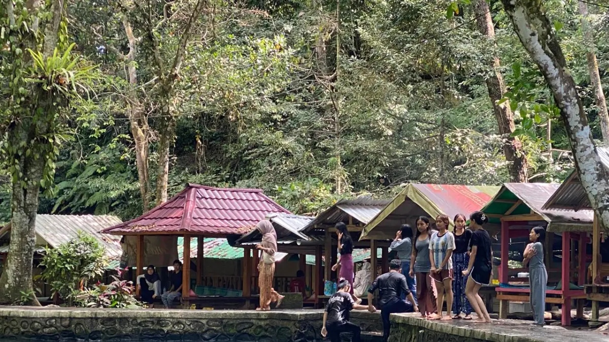BERKAH LIBURAN: Sejumlah wisatawan saat menikmati kesegaran air di destinasi wisata Pemandian Aik Nyet, Desa Buwun Sejati, Kecamatan Narmada, Rabu (8/7).  (Foto: Toni/Lombok Post)
