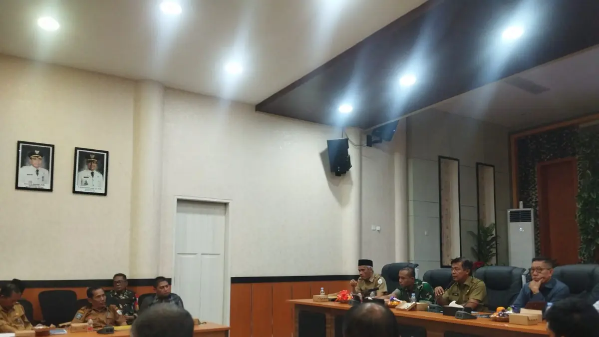Bupati KSB Amar Nurmansyah didampingi Ketua DPRD Kaharuddin Umar saat membahas rencana pembangunan markas Yonif TP, Rabu (8/7).&nbsp;