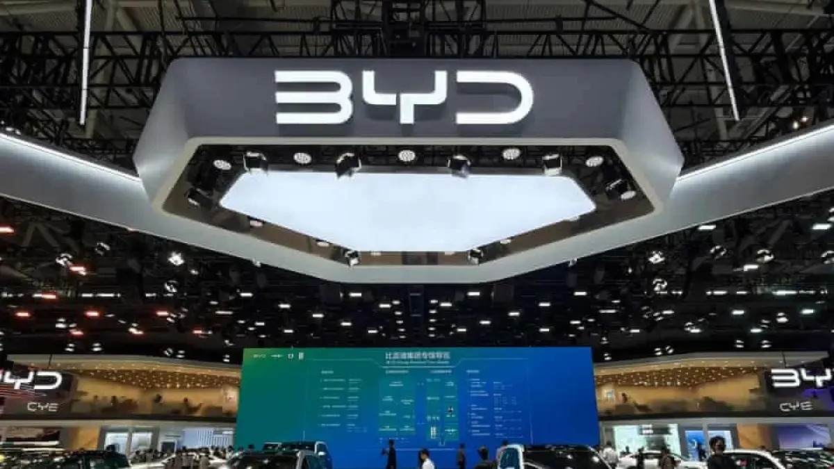 BYD menargetkan penjualan 1,5 juta kendaraan di pasar internasional pada tahun ini (The Guardian)