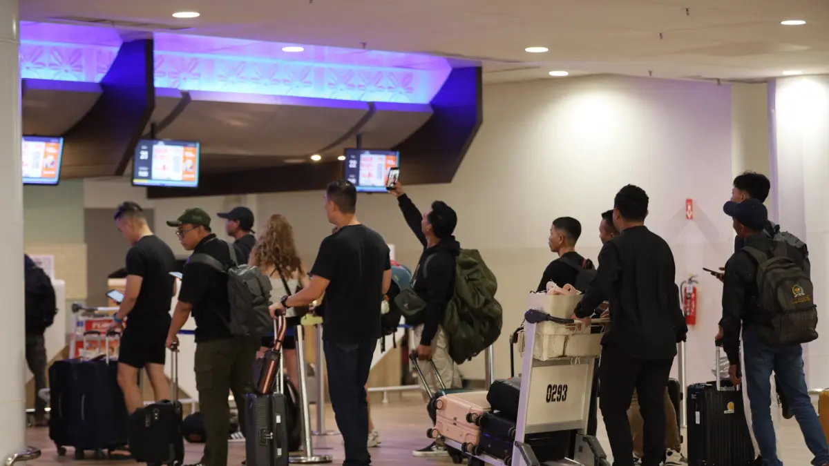 CHECK IN: Sejumlah penumpang yang tengah melakukan check in penerbangan di BIZAM, belum lama ini. (Ist/Lombok Post)