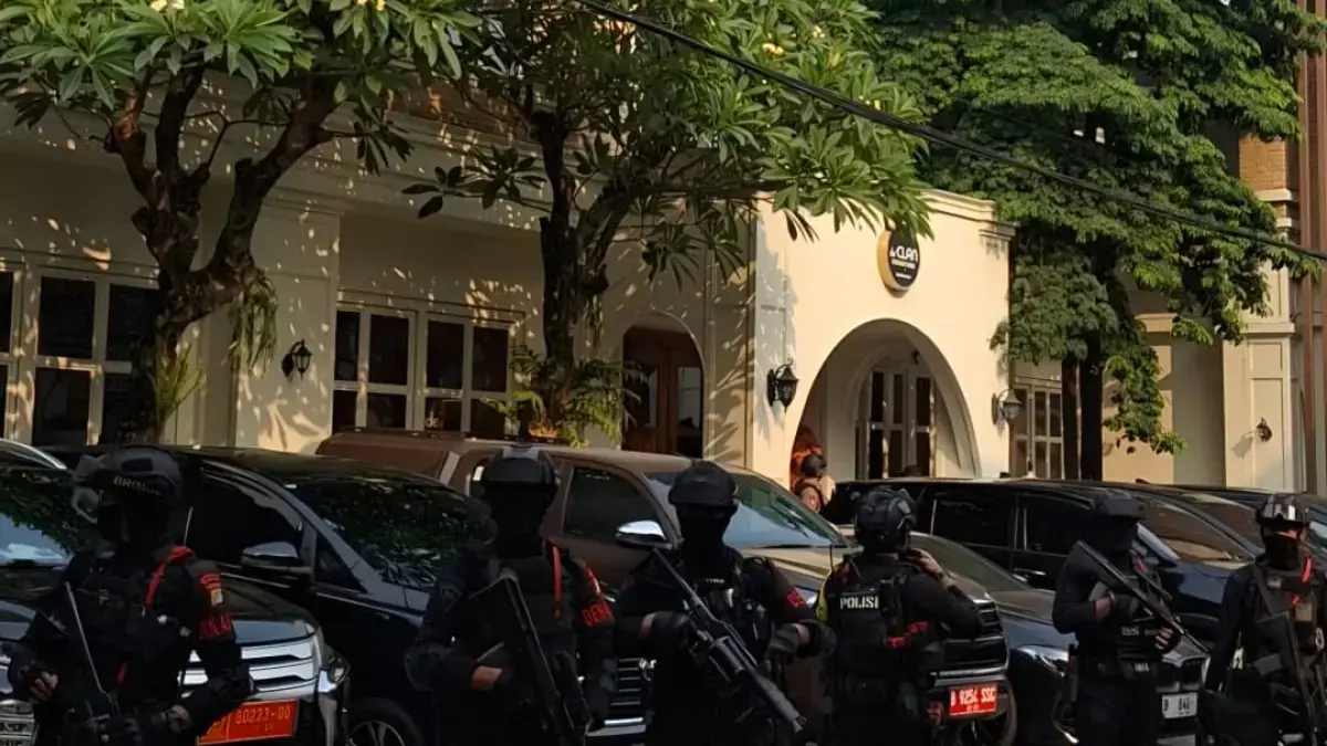 de’Clan Signature Cafe di Cipete, Jakarta Selatan dijaga personel Brimob saat digeledah oleh Kortas Tipikor Polri dan Polda Metro Jaya. (JawaPos.com)