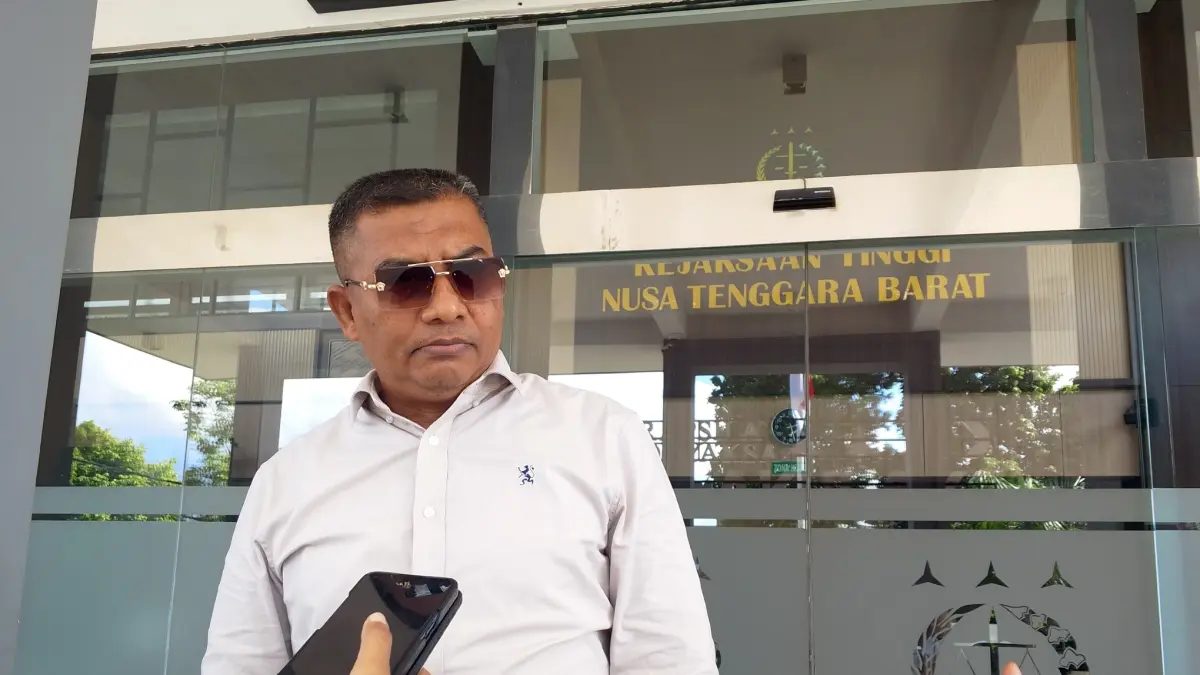 DIPERIKSA: Mantan Pj Sekda NTB juga mantan Inspektur Inspektorat NTB Ibnu Salim memberikan keterangan usai diperiksa di Kantor Kejati NTB, Rabu (8/7). 

