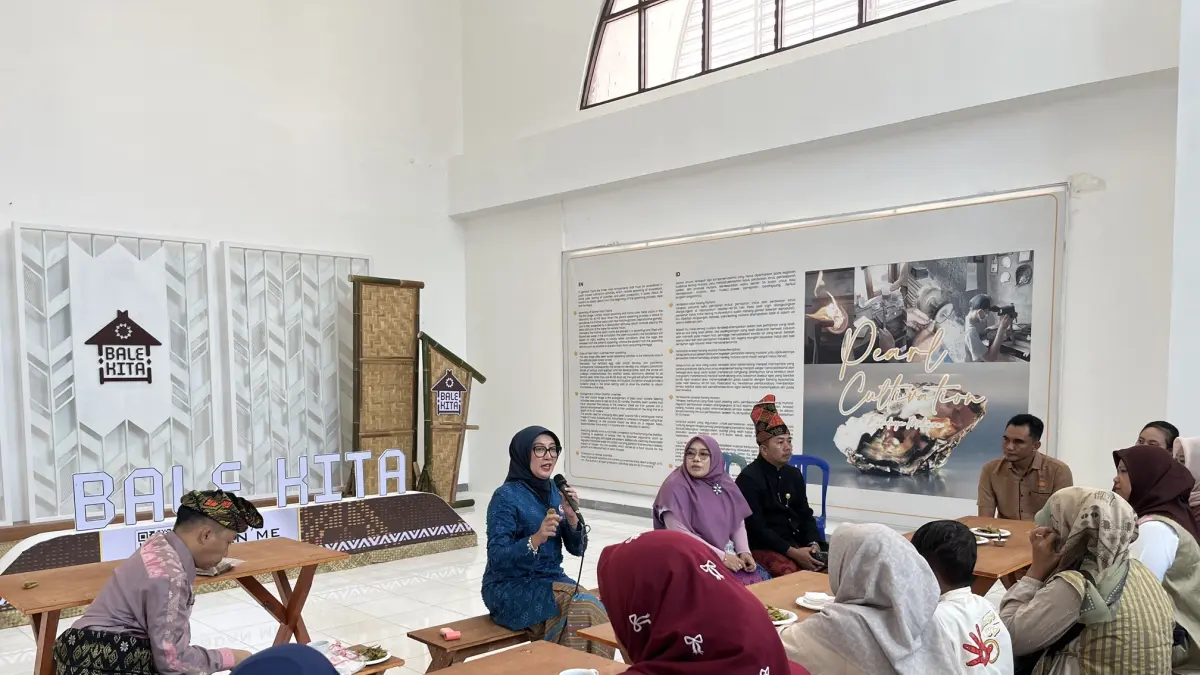 DISKUSI UMKM: Ketua Dekranasda NTB Sinta Agathia Iqbal berdiskusi dengan pelaku UMKM usai kegiatan re-opening Bale KITA NTB, Rabu (8/7). (FERIAL/LOMBOK POST)