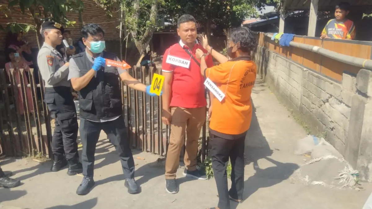 GAMBARAN PERISTIWA: Tersangka mempraktikkan cara memukul ayah kandungnya saat rekonstruksi kasus pembunuhan di Dusun Montong Seger, Taman Sari, Gunungsari, Lombok Barat, Rabu (8/7). (HARLI/LOMBOK POST)

