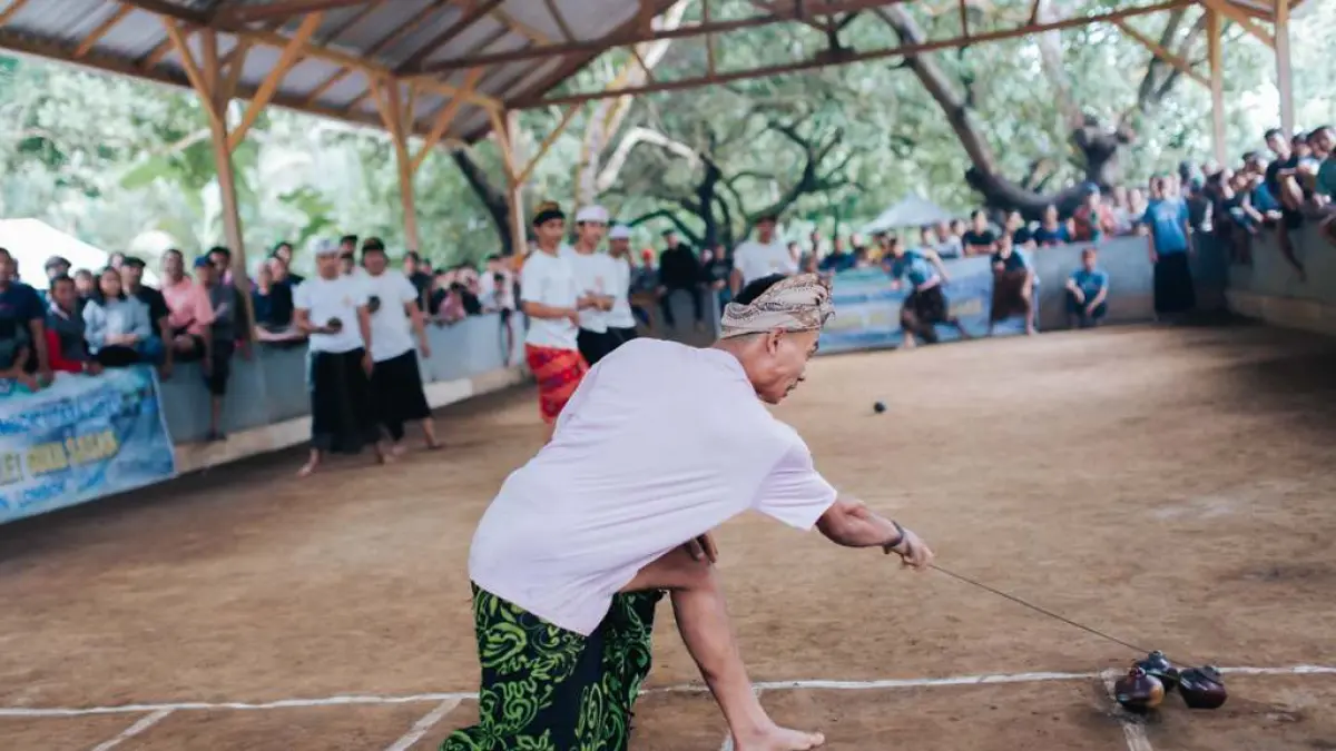 JADI AGENDA TAHUNAN; Suasana pelaksana lomba gasing di Desa Gondang, Kecamatan Gangga.