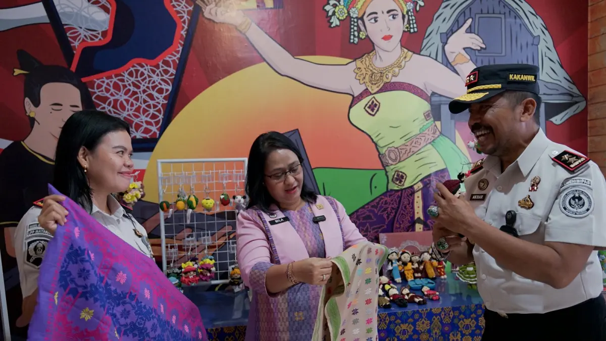 Kakanwil Kemenkum NTB I Gusti Putu Milawati meninjau produk hasil karya warga binaan saat kunjungan kerja ke Lapas Perempuan Kelas III Mataram, Rabu (8/7)