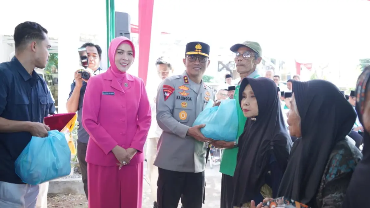 Kapolda NTB Irjen Pol. Kalingga Rendra Raharja menyerahkan bantuan paket sembako kepada masyarakat yang membutuhkan dalam kunjungannya di Polres Lombok Timur, Kamis (9/7).