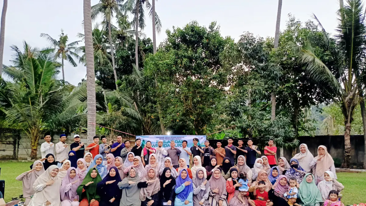 KOMPAK: Para peserta dan pengurus YBIM NTB saat menggelar kegiatan Rihlah dan Wisuda Al-Qur