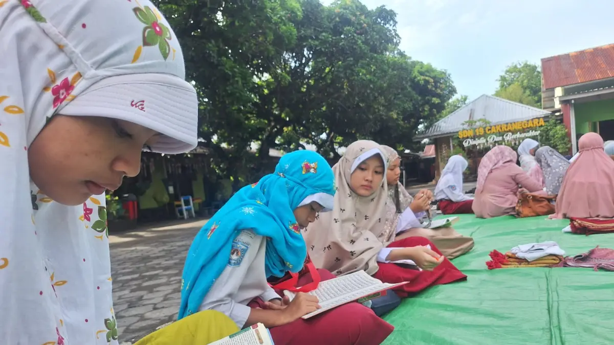 MENGAJI: Murid SDN 19 Cakranegara yang beragama Islam membaca Alquran sebelum melaksanakan kegiatan belajar mengajar pada Ramadan Februari lalu.
