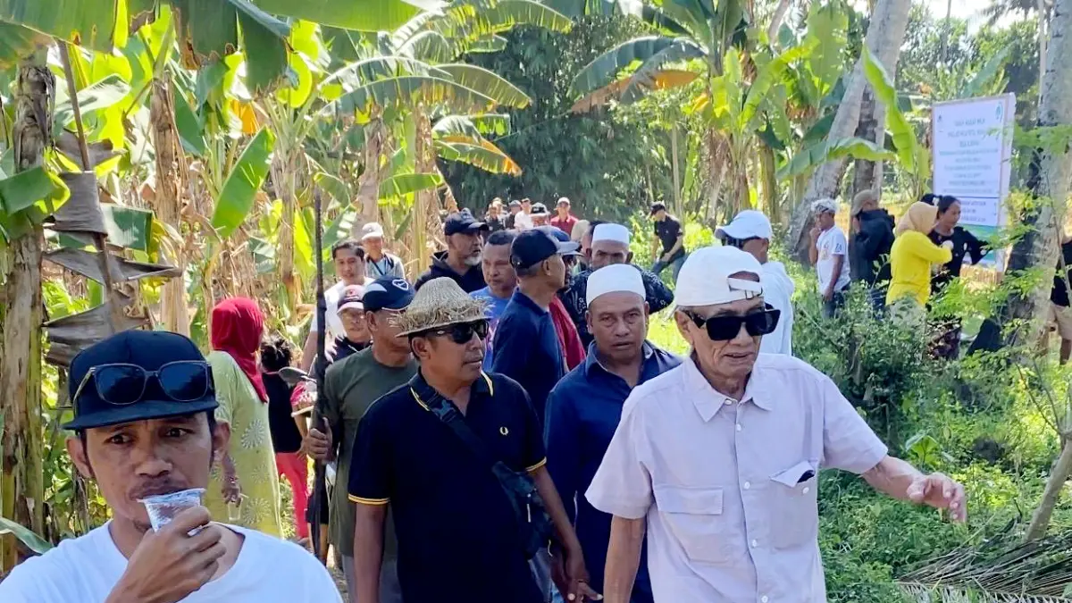 PASANG PLANG: Warga Desa Kuripan beramai-ramai memasang plang atas lahan yang disebut sebagai wakaf masjid, Kamis (9/7). 
