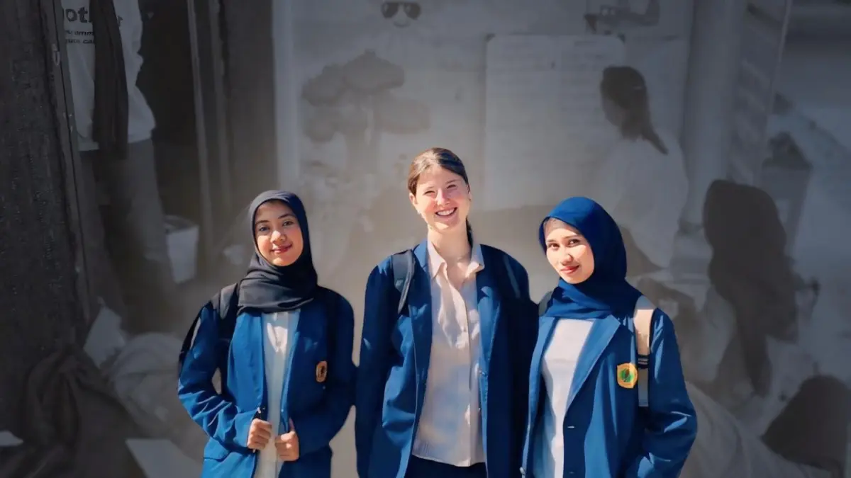 PENGALAMAN BARU: Emma Feik (tengah), mahasiswi Jerman program Changes: Exploring Critical Sustainable Development Education from Global Perspectives bersama temannya usai mengikuti perkuliahan di Unram, belum lama ini.