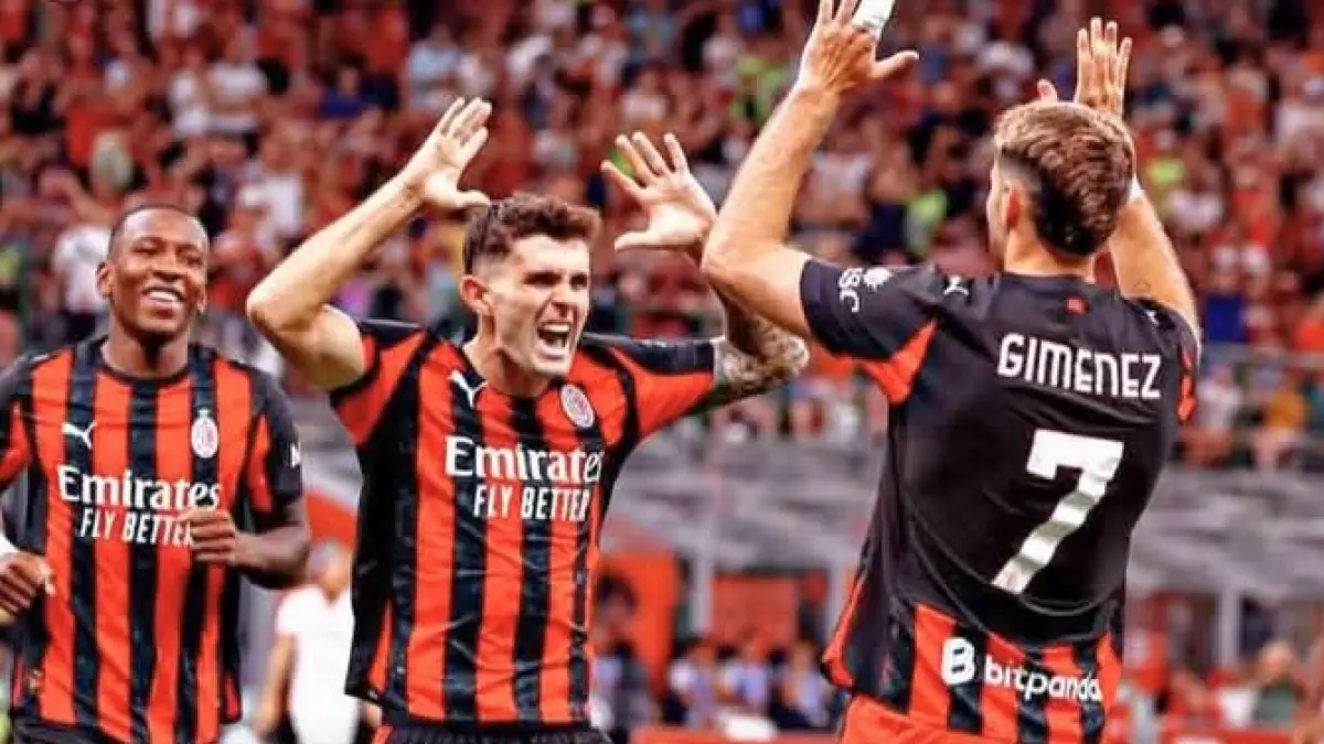 PENUH KEBERSAMAAN: Striker AC Milan Christian Pulisic, bersama pemain lainnya Santiago Gimenez dan Percis Estupinan. (Istimewa) 