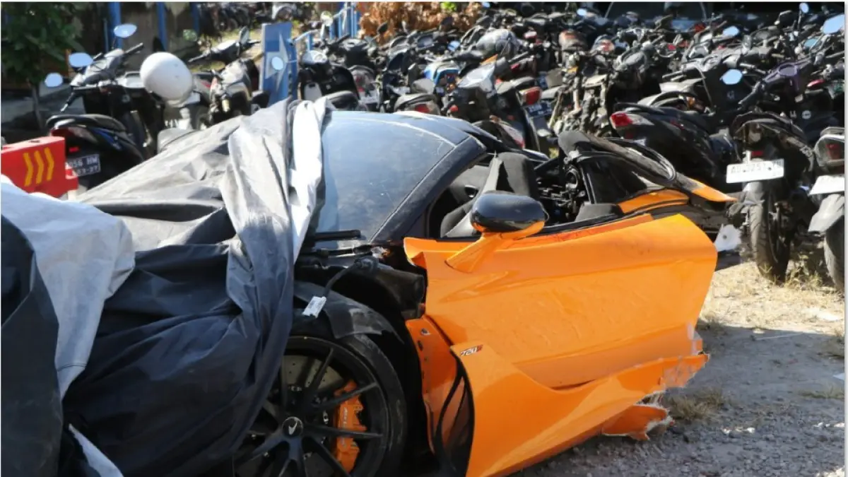 PENYEBAB MASIH DISELIDIKI: Kondisi mobil McLaren 720s yang mengalami kecelakaan di Sukoharjo pada Rabu (8/7) dini hari. Pengendara dan seorang penumpang supercar tersebut hanya mengalami luka ringan. (ARIEF BUDIMAN/RADAR SOLO GRUP JAWA POS)
