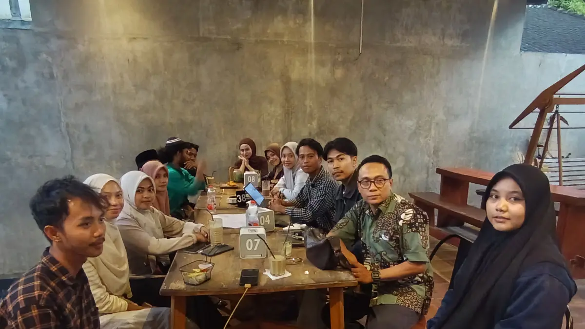 PERSIAPAN WORKSHOP: Tim Program Kemitraan Masyarakat (PKM) Universitas Hamzanwadi saat rapat persiapan untuk melakukan kegiatan workshop dan pendampingan penenun Pringgasela. 