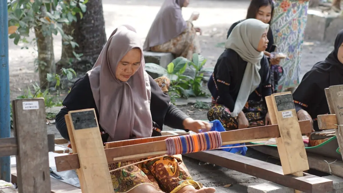 Pertamina Patra Niaga mendukung Festival Begawe Jelo Nyesek 2026 melalui Program CSR Mina Tenun yang telah mendampingi 48 penenun perempuan di Desa Sukarara, Lombok Tengah.