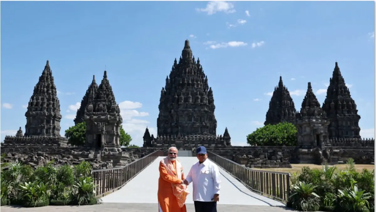 REVITALISASI: Presiden Indonesia Prabowo Subianto (kanan) dan Perdana Menteri India Narendra Modi saat berkunjung ke Candi Prambanan di Sleman, Jogjakarta, Rabu (8/7). (BIRO INFORMASI PERS INDIA (PIB) / AFP)