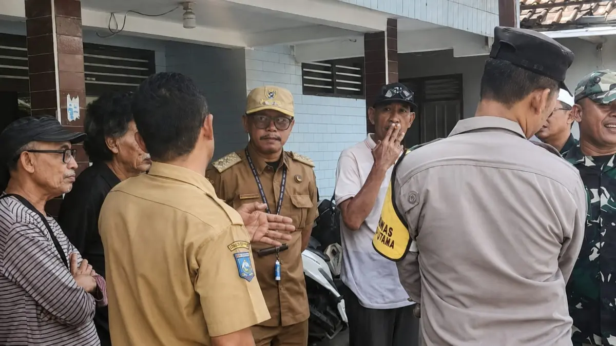 SEGERA DIBEBASKAN: Lurah Gerung Utara Riyanto Harjo Ilyas bersma tim kecamatan dan kabupaten saat turun melakukan pengukuran ulang pembebasan lahan.