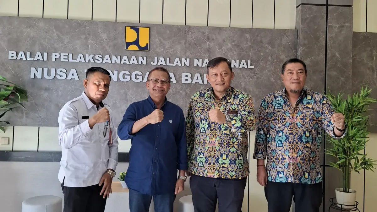 Wakil Wali Kota Bima Feri Sofiyan (dua kiri) berfoto bersama Kepala Satker BPJN NTB Rikson di Mataram, Rabu (8/7).