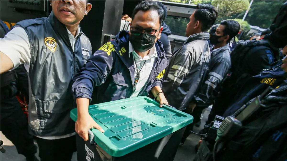 GELEDAH: Petugas mengeluarkan barang bukti sitaan dari kendaraan taktis (rantis) setibanya di Direktorat Reserse Kriminal Khusus (Ditreskrimsus) Polda Metro Jaya, Jakarta, Kamis (9/7). Korps Pemberantasan Tindak Pidana Korupsi (Kortastipidkor) Polri bersama Ditreskrimsus Polda Metro Jaya membawa barang bukti hasil penggeledahan sebuah rumah mewah di kawasan Sentul sebagai bagian dari penyidikan dugaan tindak pidana korupsi dan tindak pidana pencucian uang (TPPU). (SALMAN TOYIBI/JAWA POS)